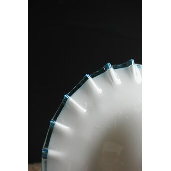 乳白地青縁 ひらひら電笠　A029 