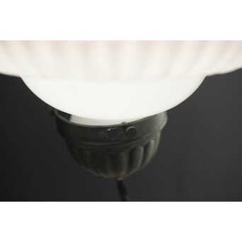 乳白地赤縁 ベル型ひらひら電笠　A030 