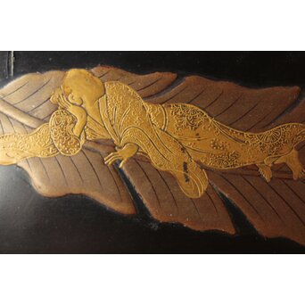 芭蕉葉に人物 紗綾蒔絵茶箱　Q307 