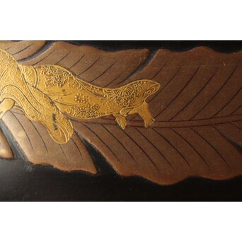 芭蕉葉に人物 紗綾蒔絵茶箱　Q307 