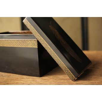 芭蕉葉に人物 紗綾蒔絵茶箱　Q307 