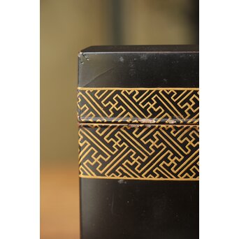 芭蕉葉に人物 紗綾蒔絵茶箱　Q307 