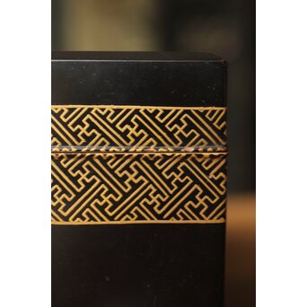 芭蕉葉に人物 紗綾蒔絵茶箱　Q307 