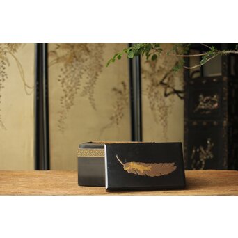 芭蕉葉に人物 紗綾蒔絵茶箱　Q307 