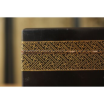 芭蕉葉に人物 紗綾蒔絵茶箱　Q307 