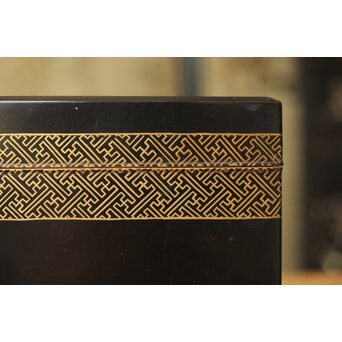 芭蕉葉に人物 紗綾蒔絵茶箱　Q307 