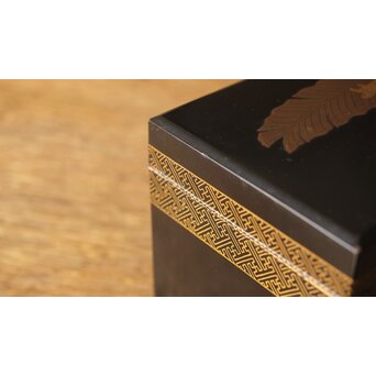 芭蕉葉に人物 紗綾蒔絵茶箱　Q307 