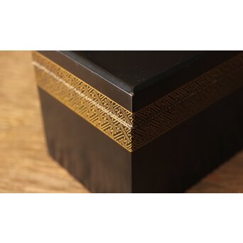 芭蕉葉に人物 紗綾蒔絵茶箱　Q307 