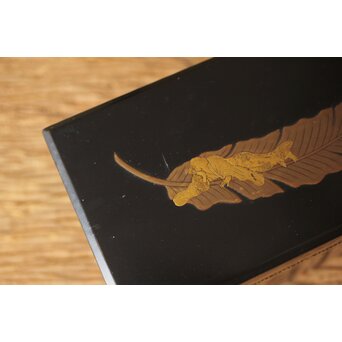 芭蕉葉に人物 紗綾蒔絵茶箱　Q307 