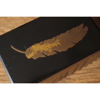 芭蕉葉に人物 紗綾蒔絵茶箱　Q307 