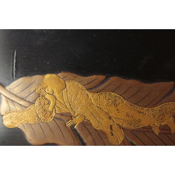 芭蕉葉に人物 紗綾蒔絵茶箱　Q307 