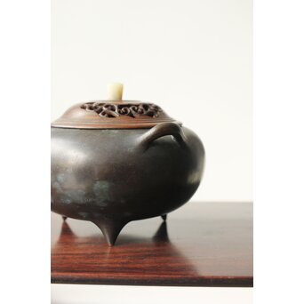 明清銅器写 鼎式三足 双耳古銅香炉 唐木蓋と台座　M327 