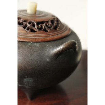 明清銅器写 鼎式三足 双耳古銅香炉 唐木蓋と台座　M327 