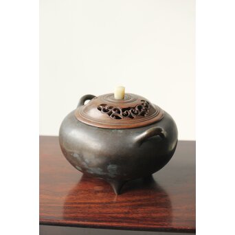 明清銅器写 鼎式三足 双耳古銅香炉 唐木蓋と台座　M327 