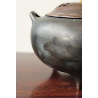 明清銅器写 鼎式三足 双耳古銅香炉 唐木蓋と台座　M327 