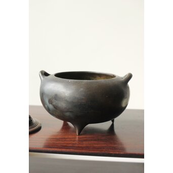 明清銅器写 鼎式三足 双耳古銅香炉 唐木蓋と台座　M327 