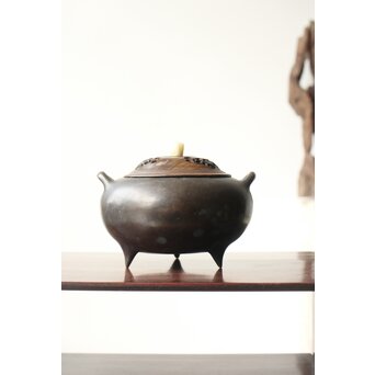明清銅器写 鼎式三足 双耳古銅香炉 唐木蓋と台座　M327