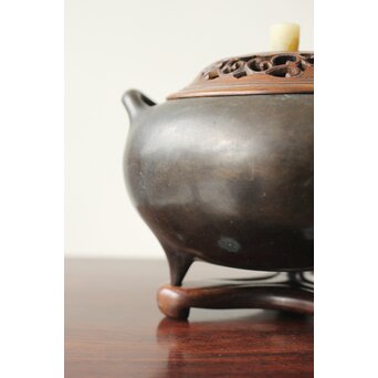 明清銅器写 鼎式三足 双耳古銅香炉 唐木蓋と台座　M327 