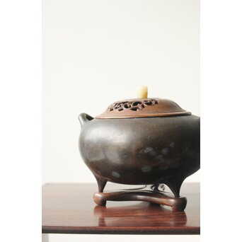 明清銅器写 鼎式三足 双耳古銅香炉 唐木蓋と台座　M327 