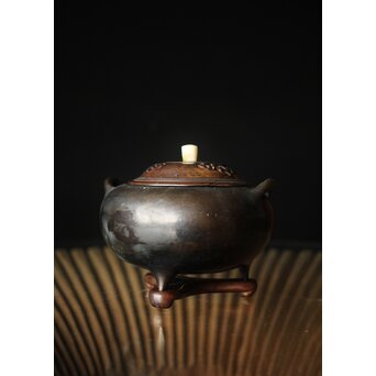 明清銅器写 鼎式三足 双耳古銅香炉 唐木蓋と台座　M327 