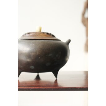 明清銅器写 鼎式三足 双耳古銅香炉 唐木蓋と台座　M327 