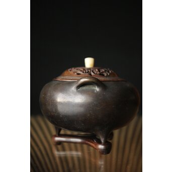 明清銅器写 鼎式三足 双耳古銅香炉 唐木蓋と台座　M327 
