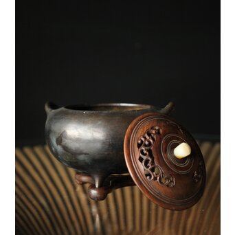 明清銅器写 鼎式三足 双耳古銅香炉 唐木蓋と台座　M327 