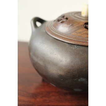 明清銅器写 鼎式三足 双耳古銅香炉 唐木蓋と台座　M327 