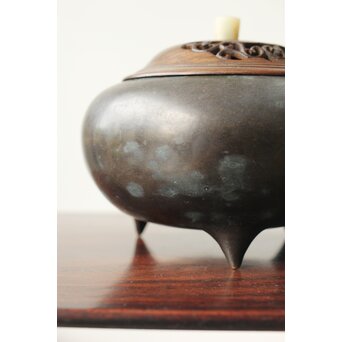 明清銅器写 鼎式三足 双耳古銅香炉 唐木蓋と台座　M327 