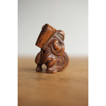 木彫根付 友高銘 臼を運ぶ人　X372 