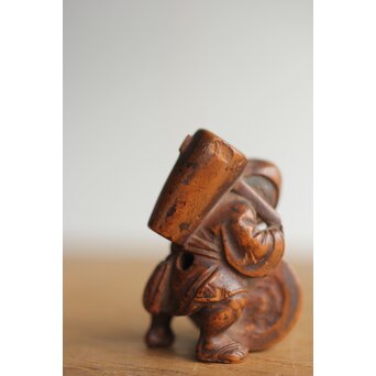 木彫根付 友高銘 臼を運ぶ人　X372 