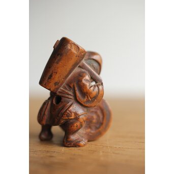 木彫根付 友高銘 臼を運ぶ人　X372 