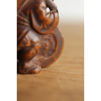 木彫根付 友高銘 臼を運ぶ人　X372 