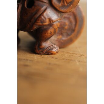 木彫根付 友高銘 臼を運ぶ人　X372 