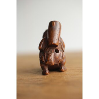 木彫根付 友高銘 臼を運ぶ人　X372 