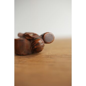 木彫根付 友高銘 臼を運ぶ人　X372 