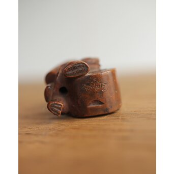 木彫根付 友高銘 臼を運ぶ人　X372 