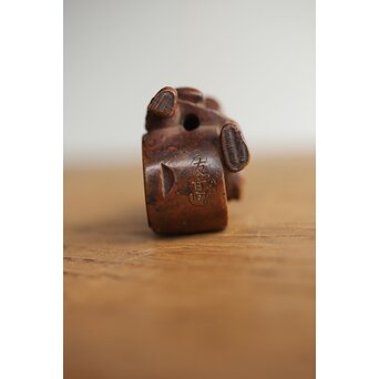 木彫根付 友高銘 臼を運ぶ人　X372 