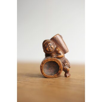 木彫根付 友高銘 臼を運ぶ人　X372