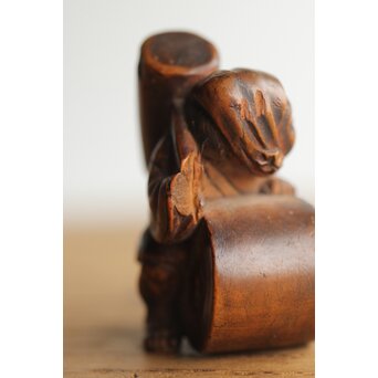 木彫根付 友高銘 臼を運ぶ人　X372 