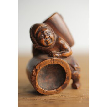 木彫根付 友高銘 臼を運ぶ人　X372 