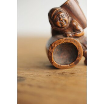 木彫根付 友高銘 臼を運ぶ人　X372 