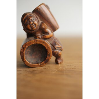 木彫根付 友高銘 臼を運ぶ人　X372 