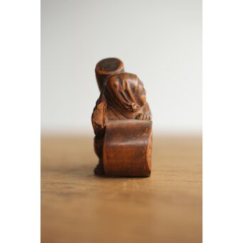 木彫根付 友高銘 臼を運ぶ人　X372 