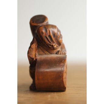 木彫根付 友高銘 臼を運ぶ人　X372 