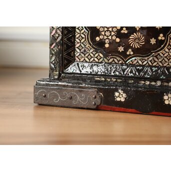 南蛮漆芸意匠 鉄地銀象嵌装飾 螺鈿漢詩山水図 整理棚　Q311 