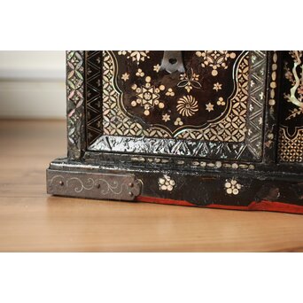 南蛮漆芸意匠 鉄地銀象嵌装飾 螺鈿漢詩山水図 整理棚　Q311 