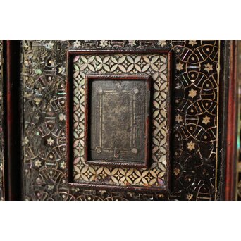 南蛮漆芸意匠 鉄地銀象嵌装飾 螺鈿漢詩山水図 整理棚　Q311 