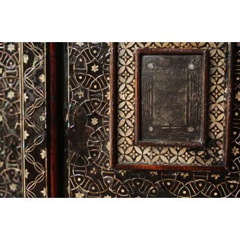 南蛮漆芸意匠 鉄地銀象嵌装飾 螺鈿漢詩山水図 整理棚　Q311 