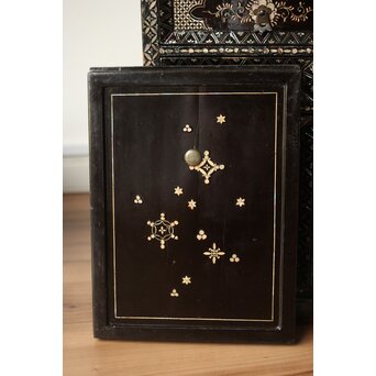 南蛮漆芸意匠 鉄地銀象嵌装飾 螺鈿漢詩山水図 整理棚　Q311 